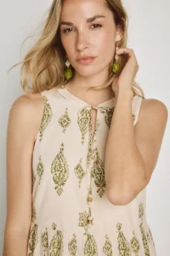 Vestido estampado decote em bico