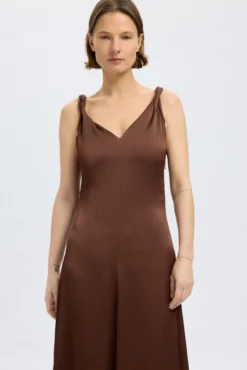 Vestido longo com alças trançadas