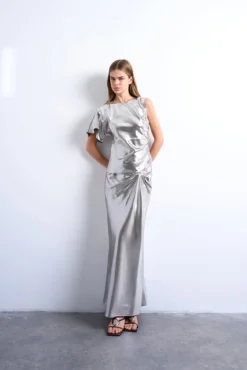 Vestido longo com babados metálicos