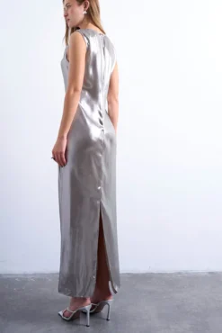 Vestido longo com fivela de metal no ombro
