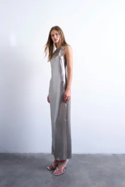 Vestido longo com fivela de metal no ombro