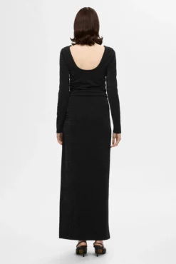 Vestido longo com glitter e decote em barco.