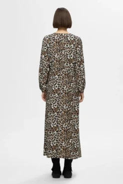 Vestido longo de leopardo confeccionado com Lenzing ECOVERO.