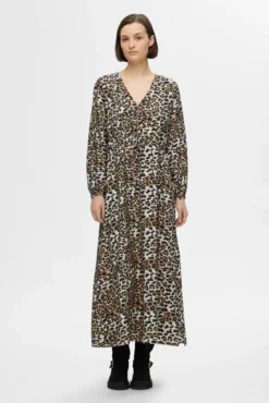 Vestido longo de leopardo confeccionado com Lenzing ECOVERO.