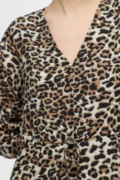 Vestido longo de leopardo confeccionado com Lenzing ECOVERO.