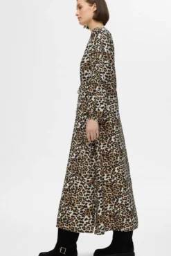 Vestido longo de leopardo confeccionado com Lenzing ECOVERO.