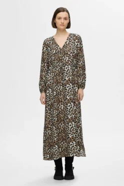Vestido longo de leopardo confeccionado com Lenzing ECOVERO.