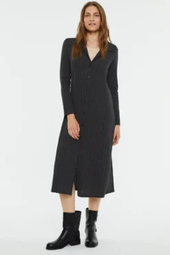 Vestido midi canelado com gola polo