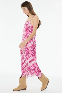 Vestido midi com alças e estampado tie dye