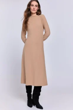 Vestido midi com bainha semi-aberta
