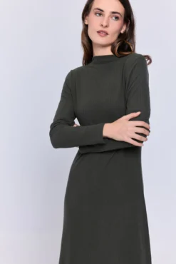Vestido midi com bainha semi-aberta