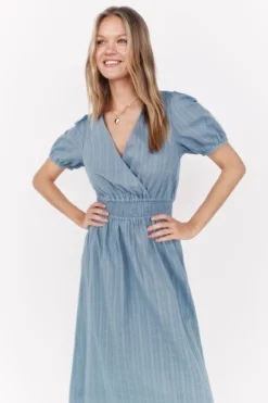 Vestido midi com decote nas costas