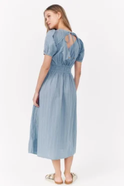 Vestido midi com decote nas costas