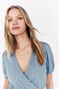 Vestido midi com decote nas costas