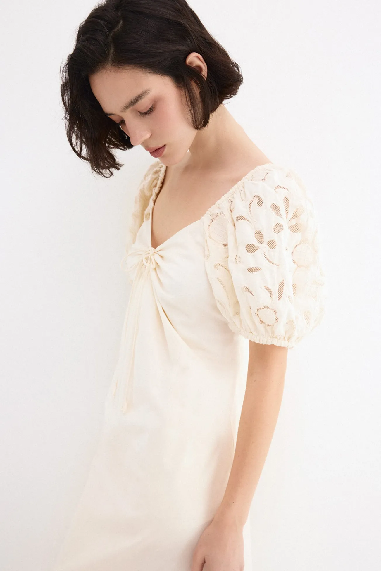 Vestido midi com mangas bordadas