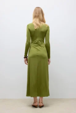 Vestido midi de gola alta