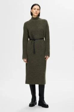 Vestido midi de gola alta confeccionado em lã Merino.