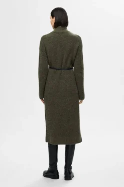 Vestido midi de gola alta confeccionado em lã Merino.