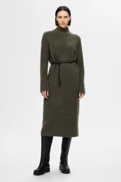 Vestido midi de gola alta confeccionado em lã Merino.