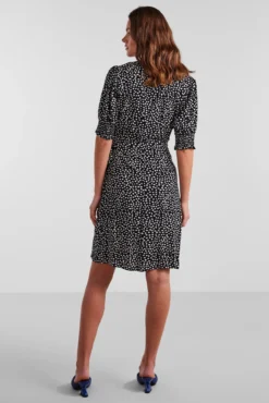 Vestido midi de manga curta.