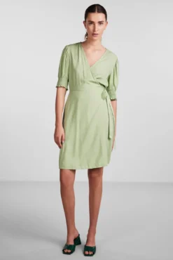 Vestido midi de manga curta.
