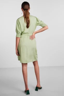 Vestido midi de manga curta.