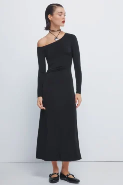 Vestido midi drapeado com decote assimétrico
