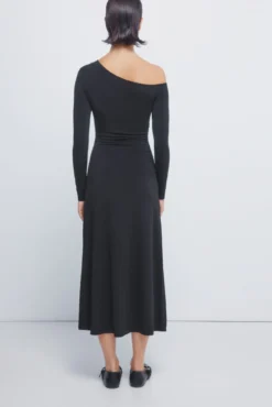 Vestido midi drapeado com decote assimétrico
