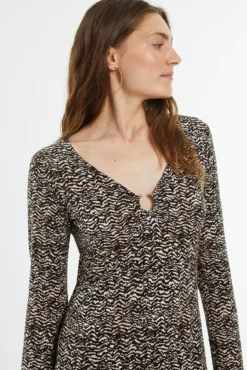 Vestido midi estampado com argola no decote