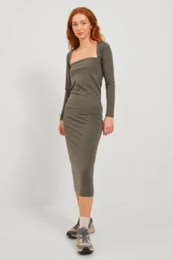 Vestido midi manga comprida de mulher
