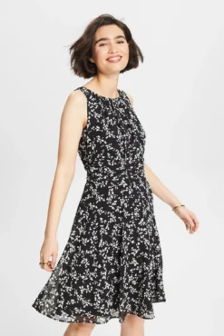 Vestido midi plissado sem mangas estampado abstrato