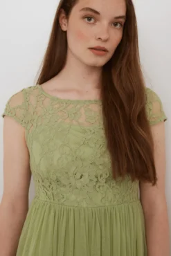 Vestido por curto de tule e renda